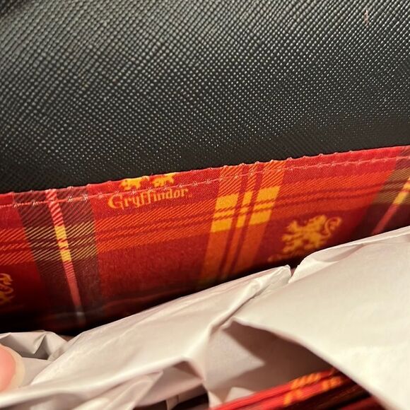 Loungefly Harry Potter Gryffindor House Crest Chain Crossbody Bag NWT 🦁 - Picture 9 of 10